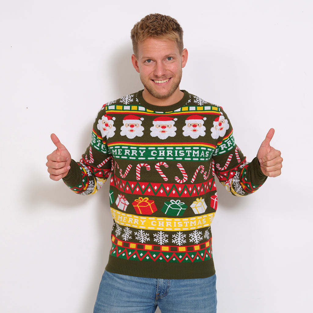 En man i mörkgrön jultröja med julmönster.